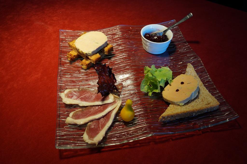 德夏酒店 Thénac 外观 照片